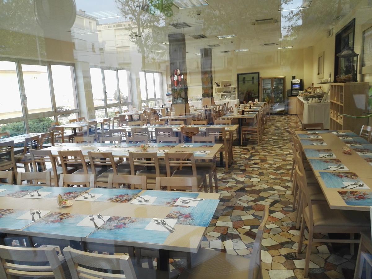Hotel Sombrero Римини Экстерьер фото