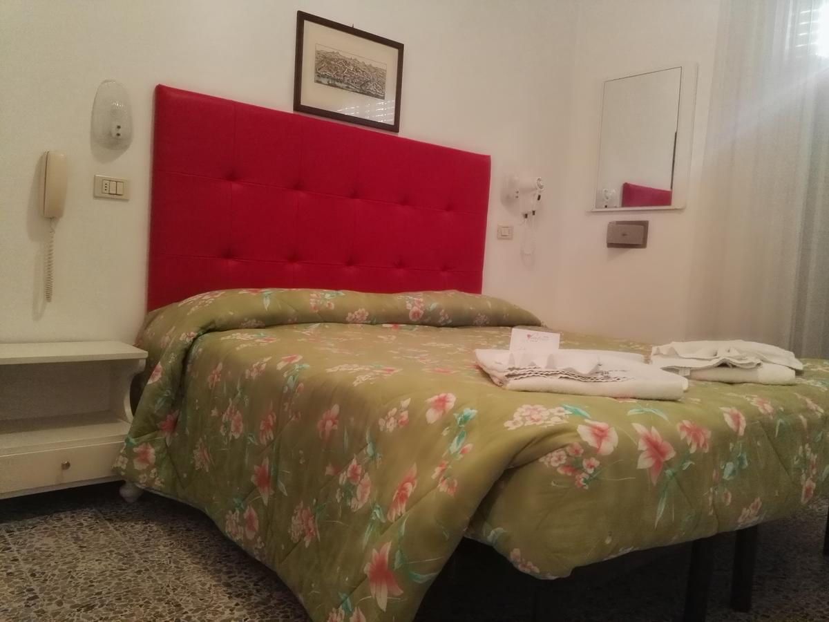 Hotel Sombrero Римини Экстерьер фото